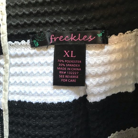 ❌SOLD❌ 🎉B&W Pleated Skirt ❤️ - Picture 6 of 9